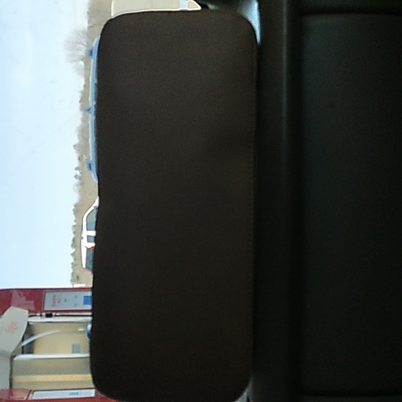 Kenneth Cole Reaction Leather Purse - Picture 4 of 4